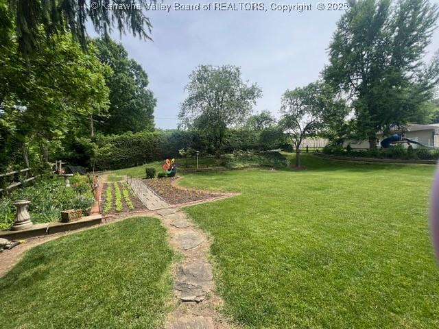 814 Skinner Dr, Saint Albans, WV 25177 - view of grassy yard