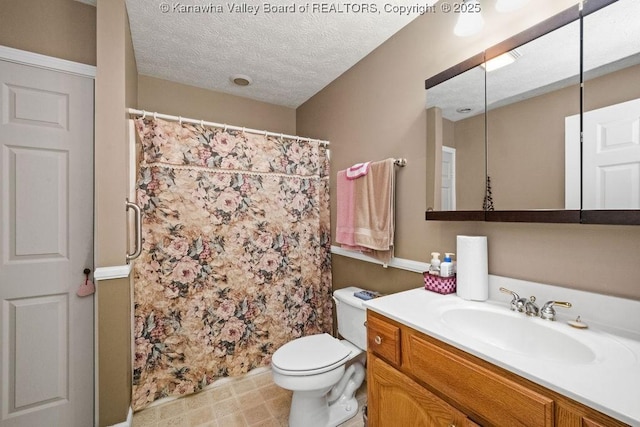 108 Lock Ln, Alum Creek, WV 25003 - full bath featuring vanity, toilet, a shower with curtain, and a textured ceiling