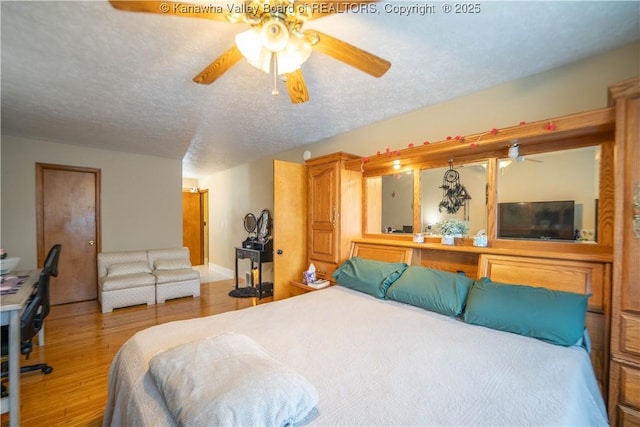 400 13th St, Dunbar, WV 25064 - bedroom with wood finished floors, ceiling fan, and a textured ceiling