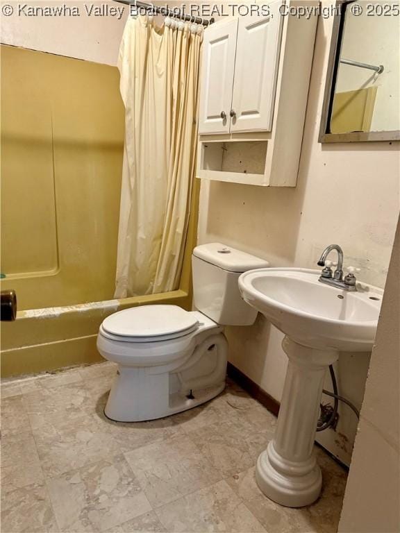 3112 Cicerone Rd, Charleston, WV 25320 - full bathroom featuring toilet, shower / bath combo, baseboards, and a sink
