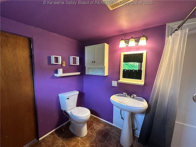 386 Maple St, Mason, WV 25260 - full bath featuring toilet, baseboards, and a shower with shower curtain