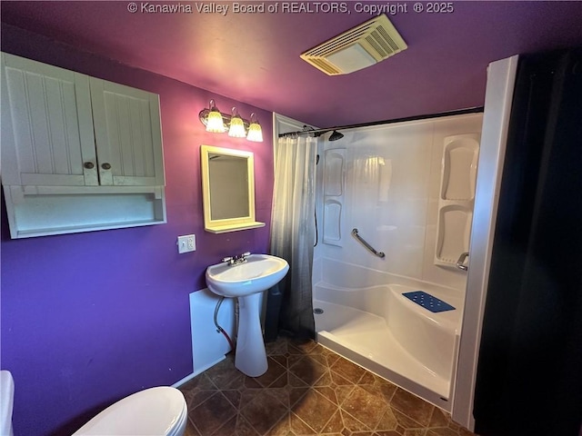 386 Maple St, Mason, WV 25260 - bathroom featuring toilet, a shower with curtain, and tile patterned floors