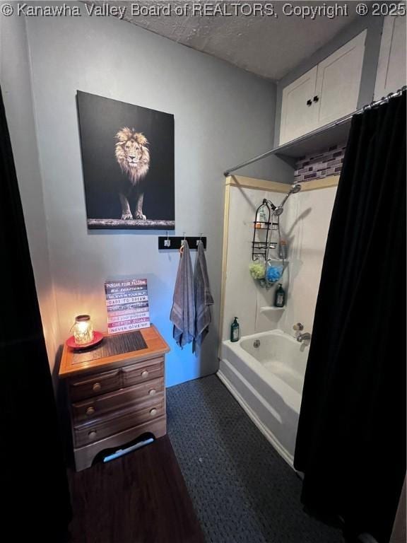 160 Davis St, Huntington, WV 25705 - full bath featuring shower / bath combination with curtain and a textured ceiling