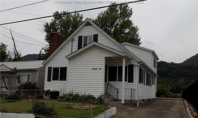 1004 E Riverview Dr, Belle, WV 25015 - bungalow with a chimney