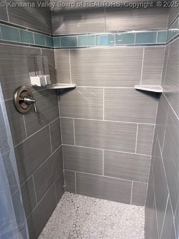 1524 Fenton Cir, Nitro, WV 25143 - bathroom featuring a tile shower