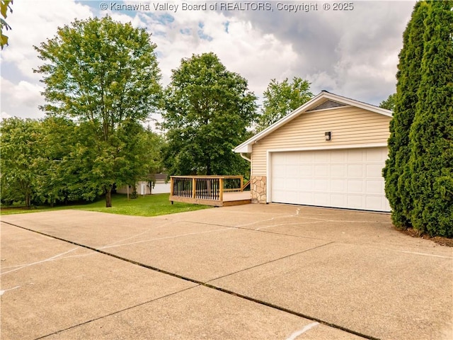 227 Maplewood Ests, Scott Depot, WV 25560 - garage with driveway