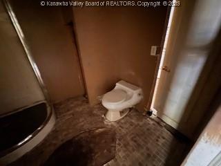 168 Harmon Rd, Charleston, WV 25314 - bathroom with toilet and a shower