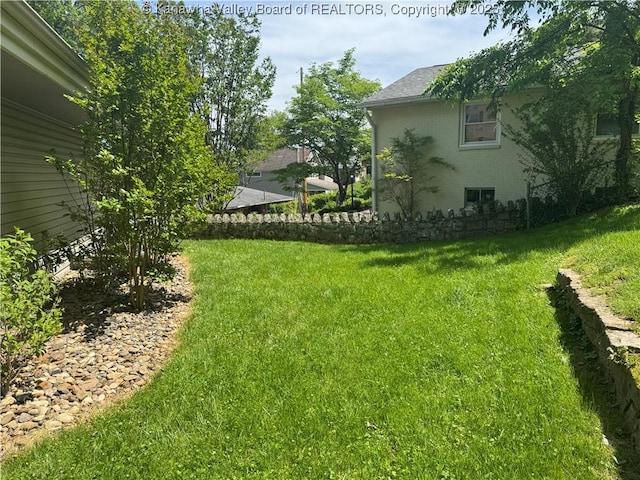 201 Sheridan Cir, Charleston, WV 24315 - view of green lawn