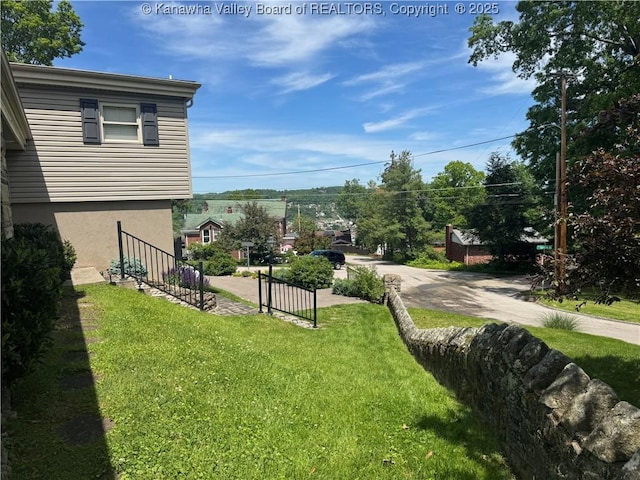 201 Sheridan Cir, Charleston, WV 24315 - view of green lawn