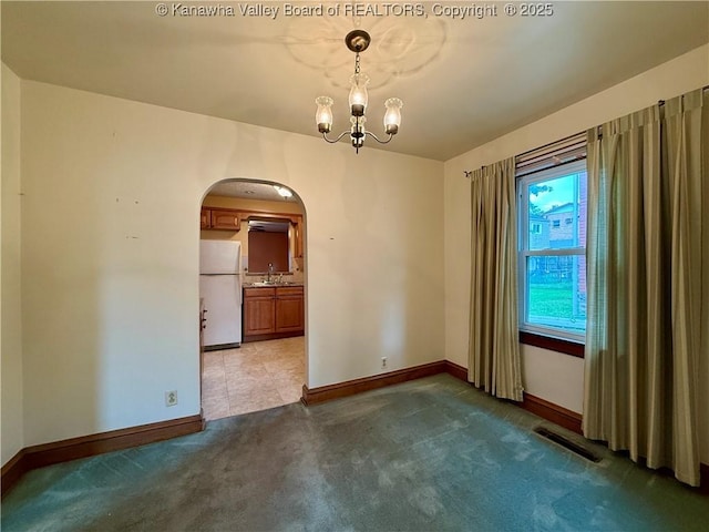 108 W Main St, Belle, WV 25015 - unfurnished room with arched walkways, carpet flooring, and a chandelier