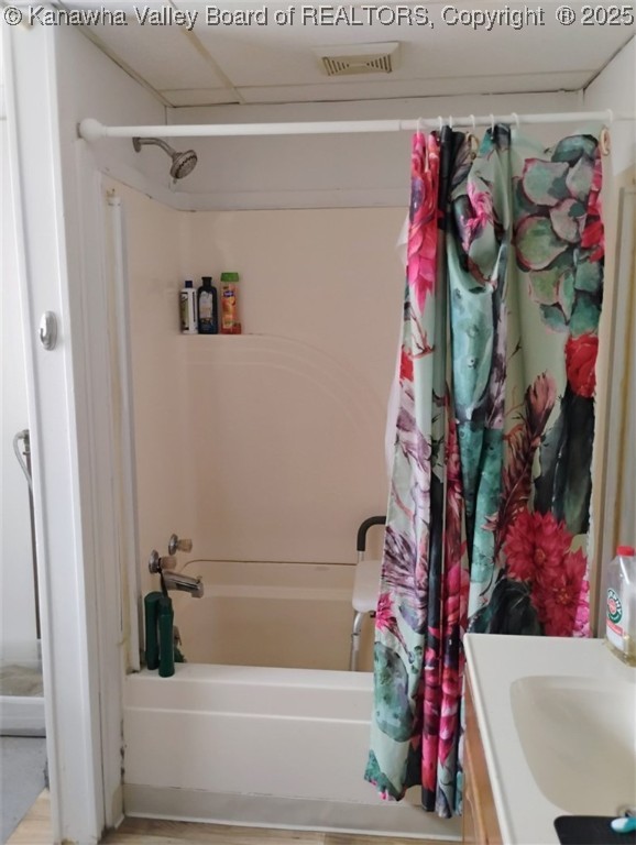 322 16th St, Dunbar, WV 25064 - full bath featuring shower / bath combo and vanity