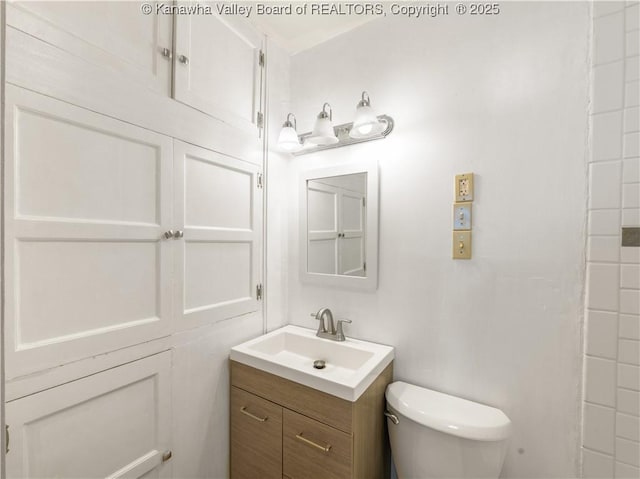 1216 Oakmont Rd, Charleston, WV 25314 - bathroom featuring vanity and toilet