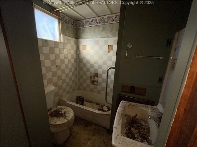 1325 Stuart St, Charleston, WV 25302 - full bath with toilet and washtub / shower combination
