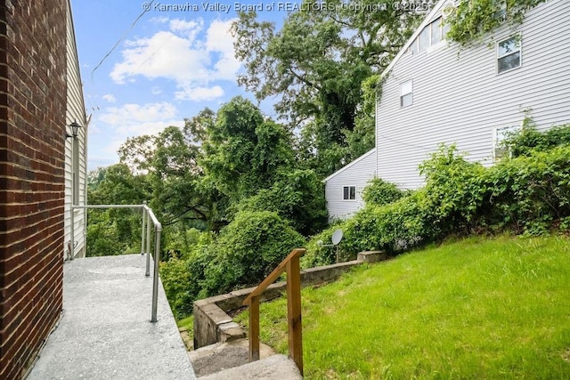 528 Medina St, Charleston, WV 25302 - view of green lawn