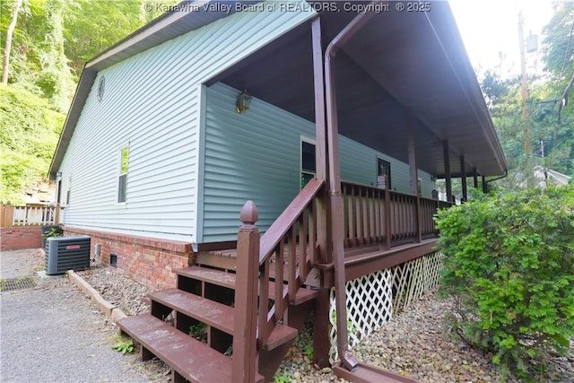 442 Porter Rd, Charleston, WV 25314 - view of side of property featuring a deck and crawl space