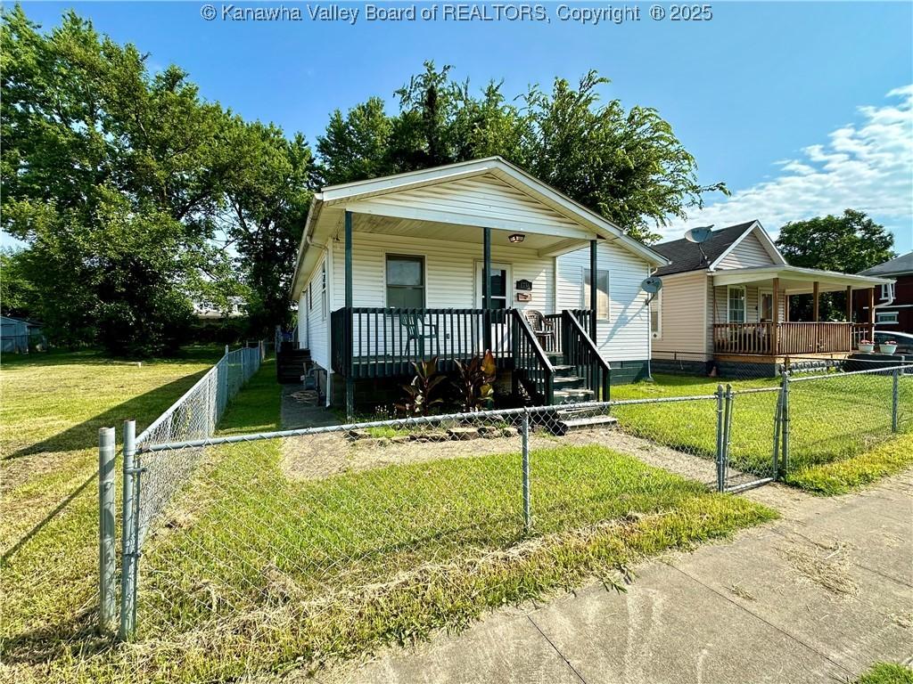 1736 10th Ave, Huntington, WV 25701 - view of front facade featuring covered porch and a fenced front yard