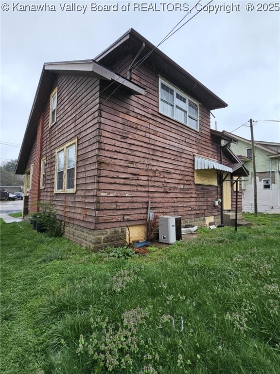 521 Roane St, Charleston, WV 25302 - view of home's exterior with a yard