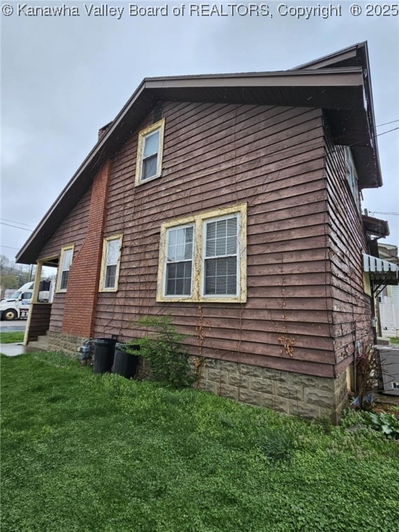 521 Roane St, Charleston, WV 25302 - view of property exterior with a lawn