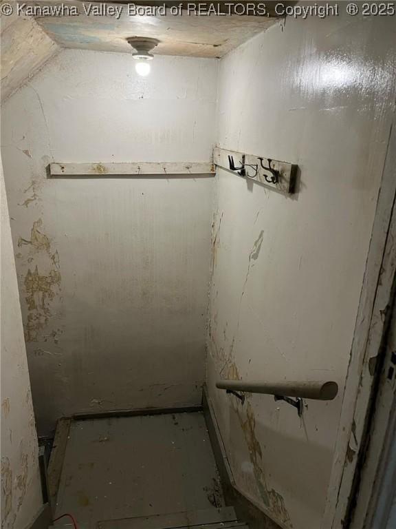 521 Roane St, Charleston, WV 25302 - view of bathroom
