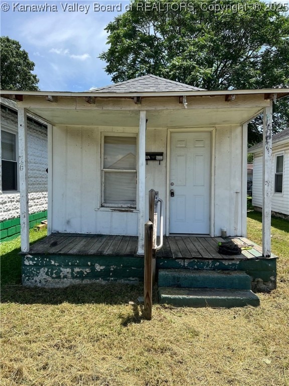7001/2 Buffington St, Huntington, WV 25702 - doorway to property featuring a yard