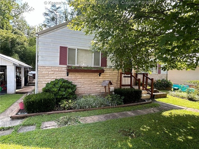 105 Franklin Ave, Saint Albans, WV 25177 - view of front of house featuring stone siding and a front yard