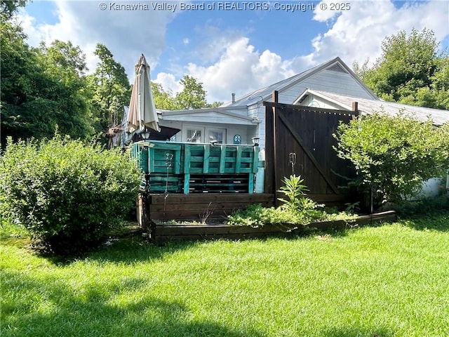 105 Franklin Ave, Saint Albans, WV 25177 - back of property with a lawn