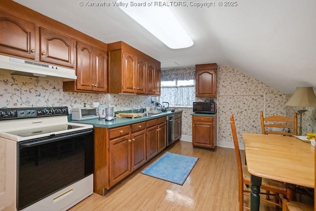 1598 Kanawha Blvd E, Charleston, WV 25311 - kitchen featuring white electric range, wallpapered walls, light wood-style floors, lofted ceiling, and under cabinet range hood