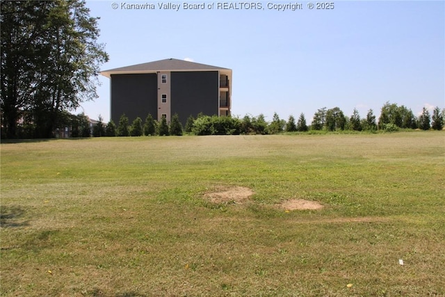 401 Green Acres Dr, Hurricane, WV 25526 - view of grassy yard featuring an outbuilding