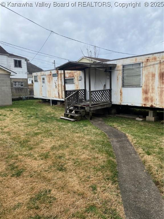 510 S Railway St, Cedar Grove, WV 25039 - rear view of property featuring a yard