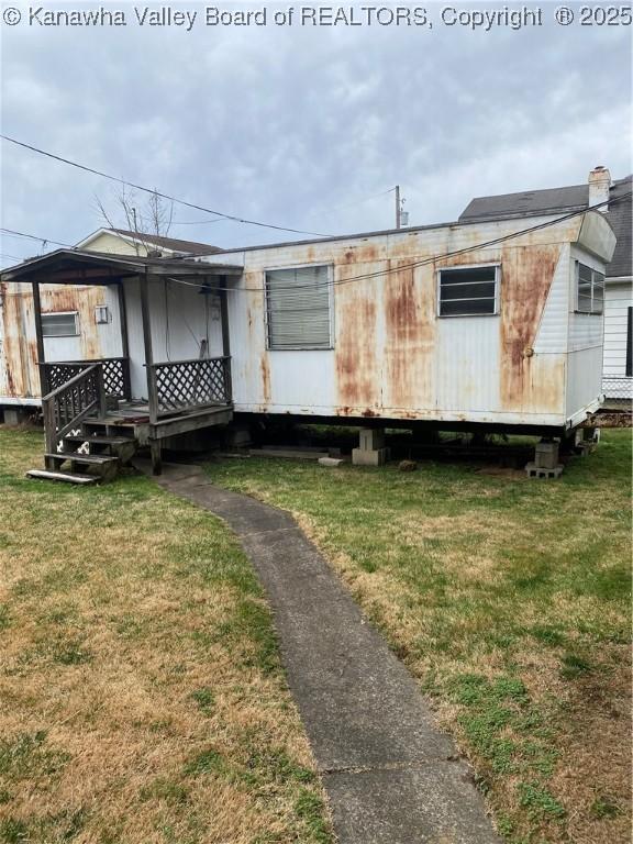 510 S Railway St, Cedar Grove, WV 25039 - view of home's exterior featuring a lawn