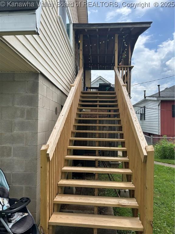 510 S Railway St, Cedar Grove, WV 25039 - view of stairway
