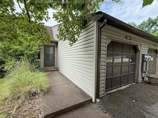 1302 Hunters Ridge Rd, Charleston, WV 25314 - view of side of home featuring a garage