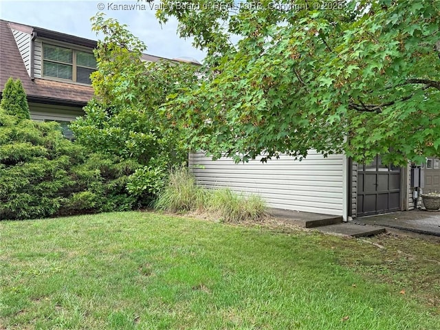 1302 Hunters Ridge Rd, Charleston, WV 25314 - view of grassy yard featuring a garage