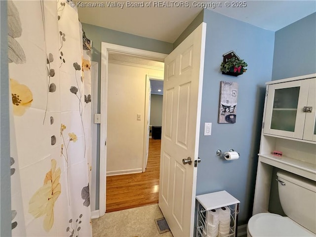 169 Myrtle Tree Rd, South Charleston, WV 25309 - full bathroom featuring toilet and a shower with curtain