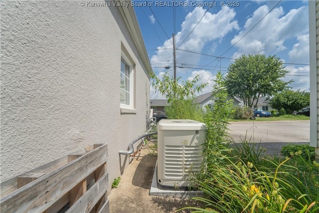 1324 Kanawha Ave, Dunbar, WV 25064 - exterior view of a power unit and stucco siding