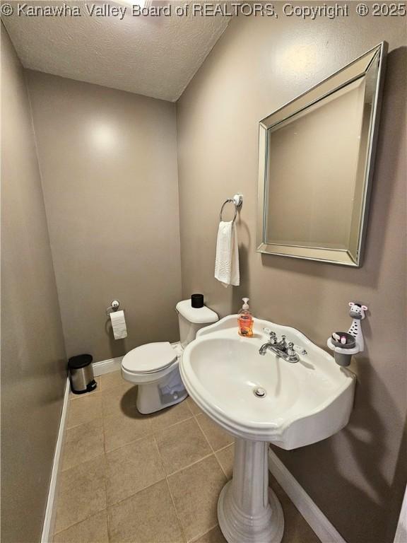 438 Tanglewood Dr, Point Pleasant, WV 25550 - half bath featuring tile patterned floors and a textured ceiling