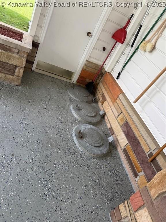 105 Sayer Cir, Logan, WV 25601 - detailed view of speckle patterned floor