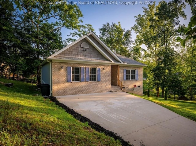 6 Squires Dr, Saint Albans, WV 25177 - ranch-style home featuring brick siding and a front yard
