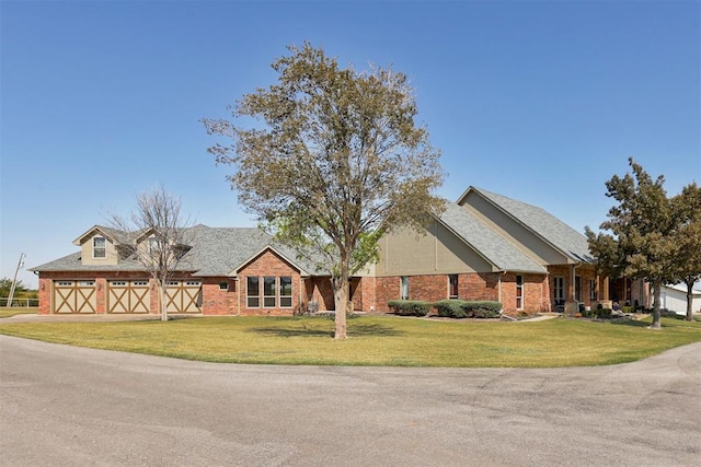 view of front of home featuring a front yard