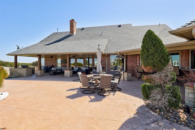 view of patio with an outdoor kitchen and ceiling fan