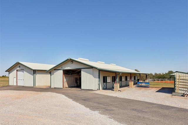 view of front of home featuring an outdoor structure