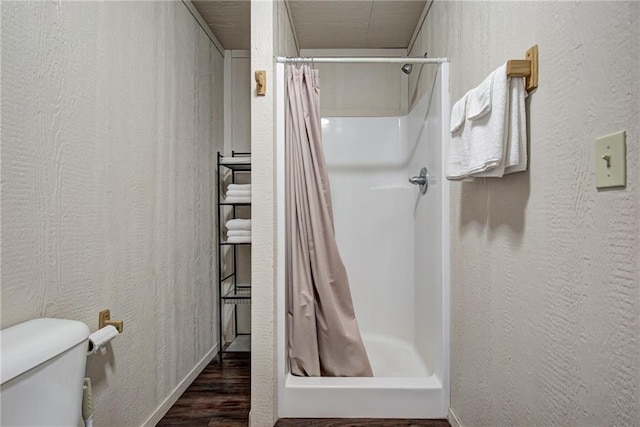304 W Oak St, Canton, OK 73724 - full bath featuring curtained shower, wood finished floors, and toilet