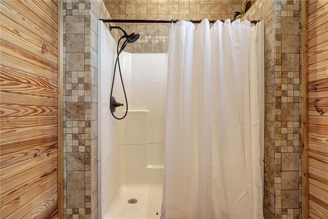 bathroom featuring a shower with shower curtain