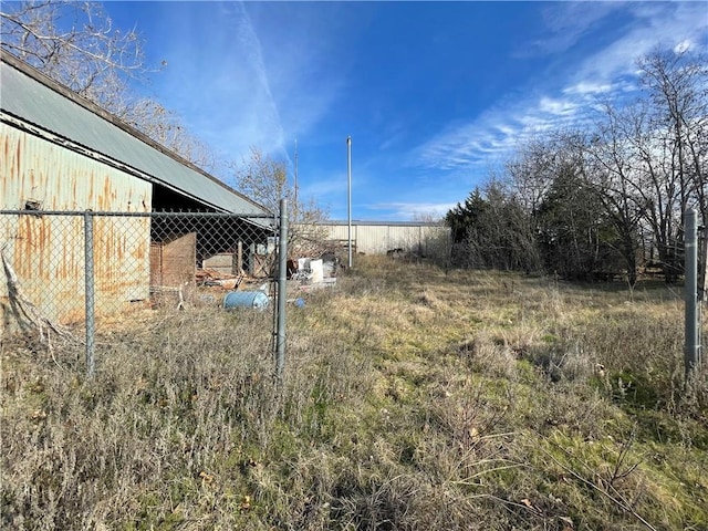 view of yard featuring an outbuilding