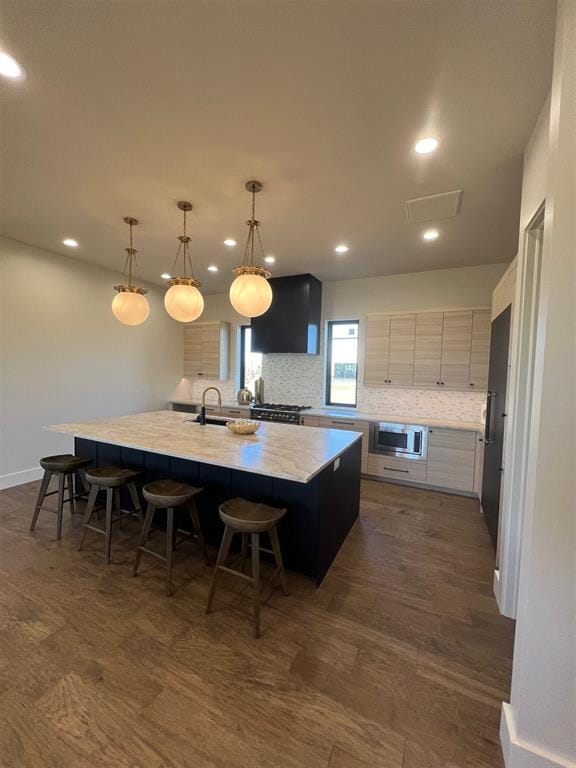 kitchen with backsplash, a kitchen island with sink, hanging light fixtures, dark hardwood / wood-style floors, and a breakfast bar area