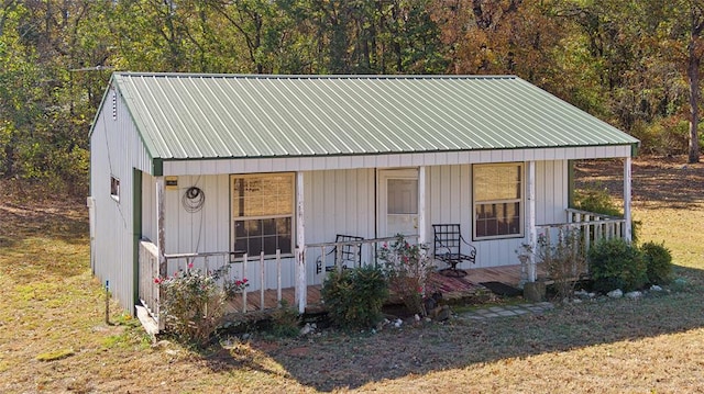 view of front of property featuring a front yard and a porch