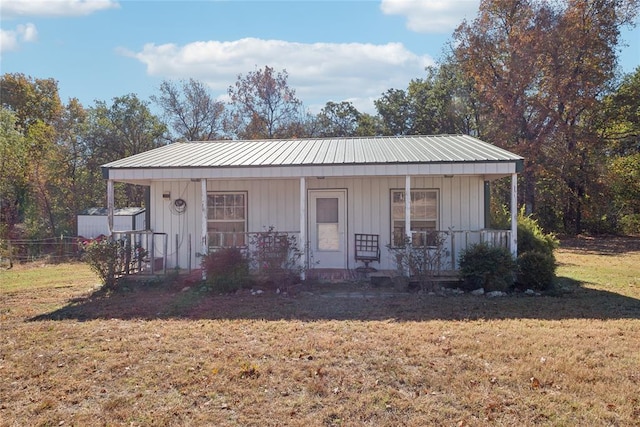 view of front of property with covered porch and a front lawn