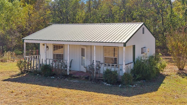 view of front facade with covered porch and a front yard