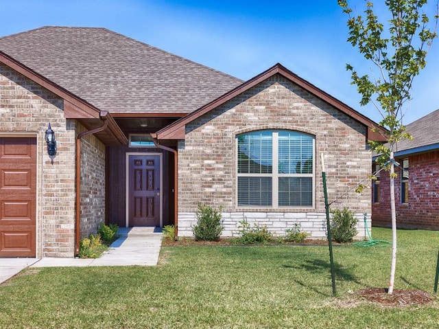 view of front of house featuring a front yard