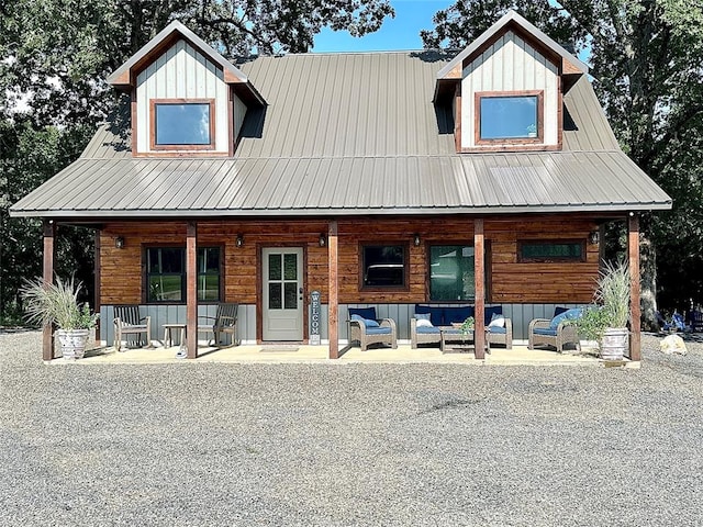 view of front facade featuring covered porch and an outdoor living space